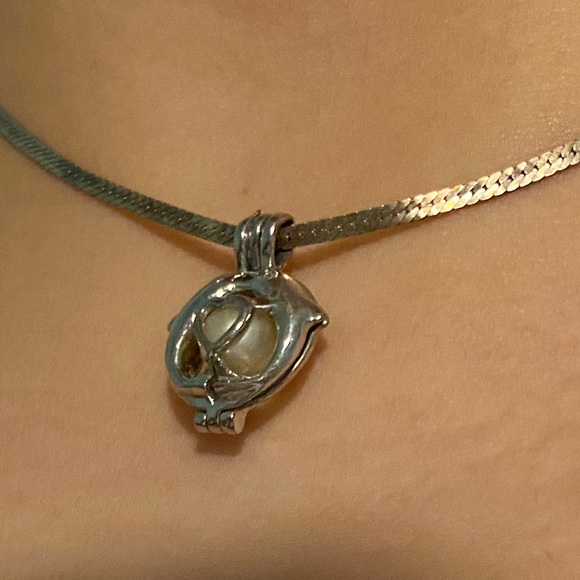 Dolphin & pearl pendant - Picture 8 of 9